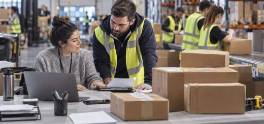 Personal de atención y almacén revisa pedidos durante un pico de ventas